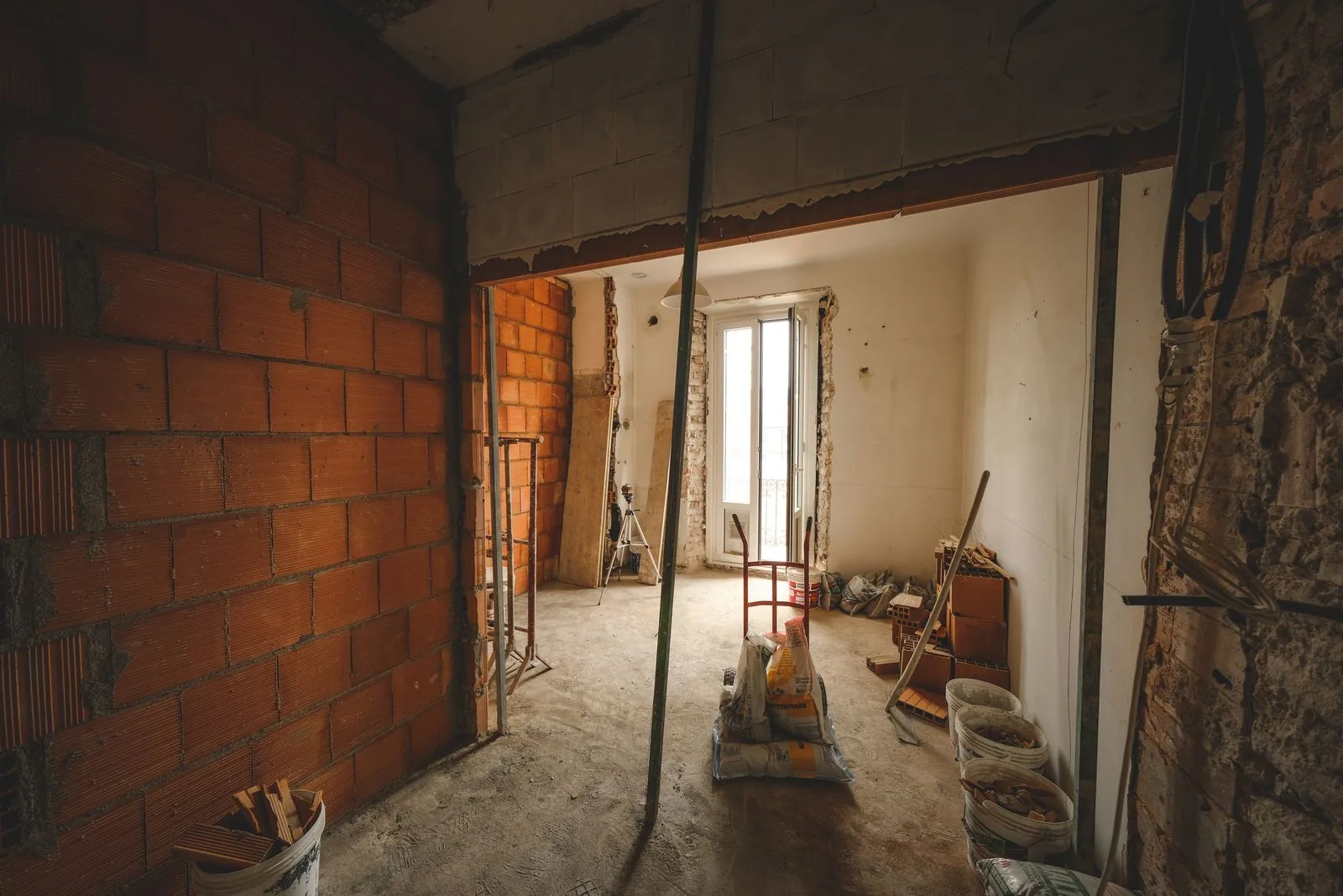 Bakstenen muren van een rijwoning tijdens de renovatie