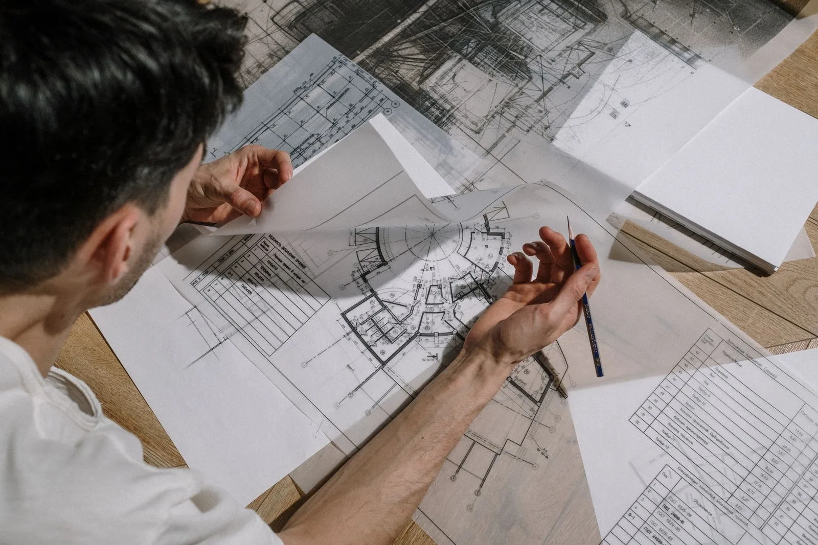 Ontwerper aan het werk op bouwplannen