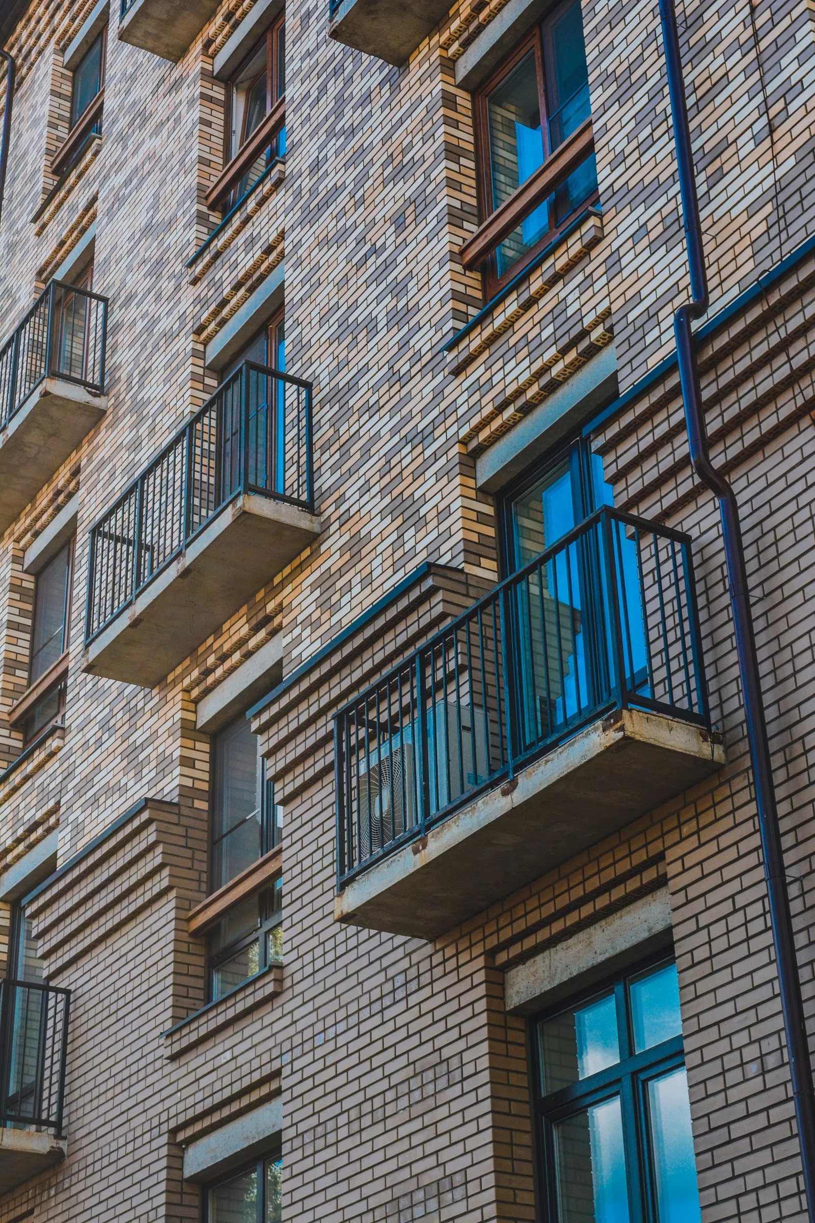 Bakstenen appartementsgebouw met balkons
