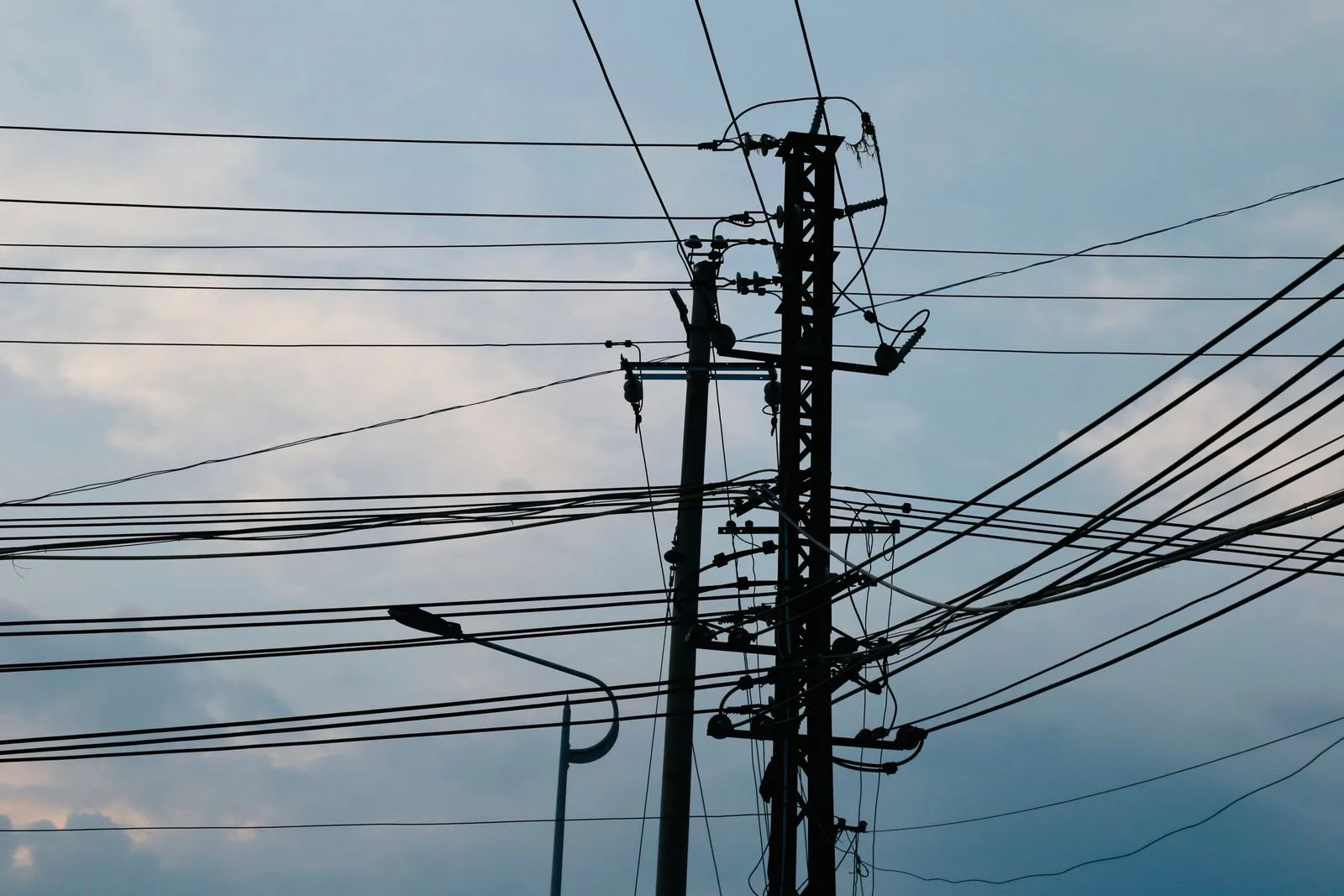 Elektriciteitsleidingen en palen tegen de lucht