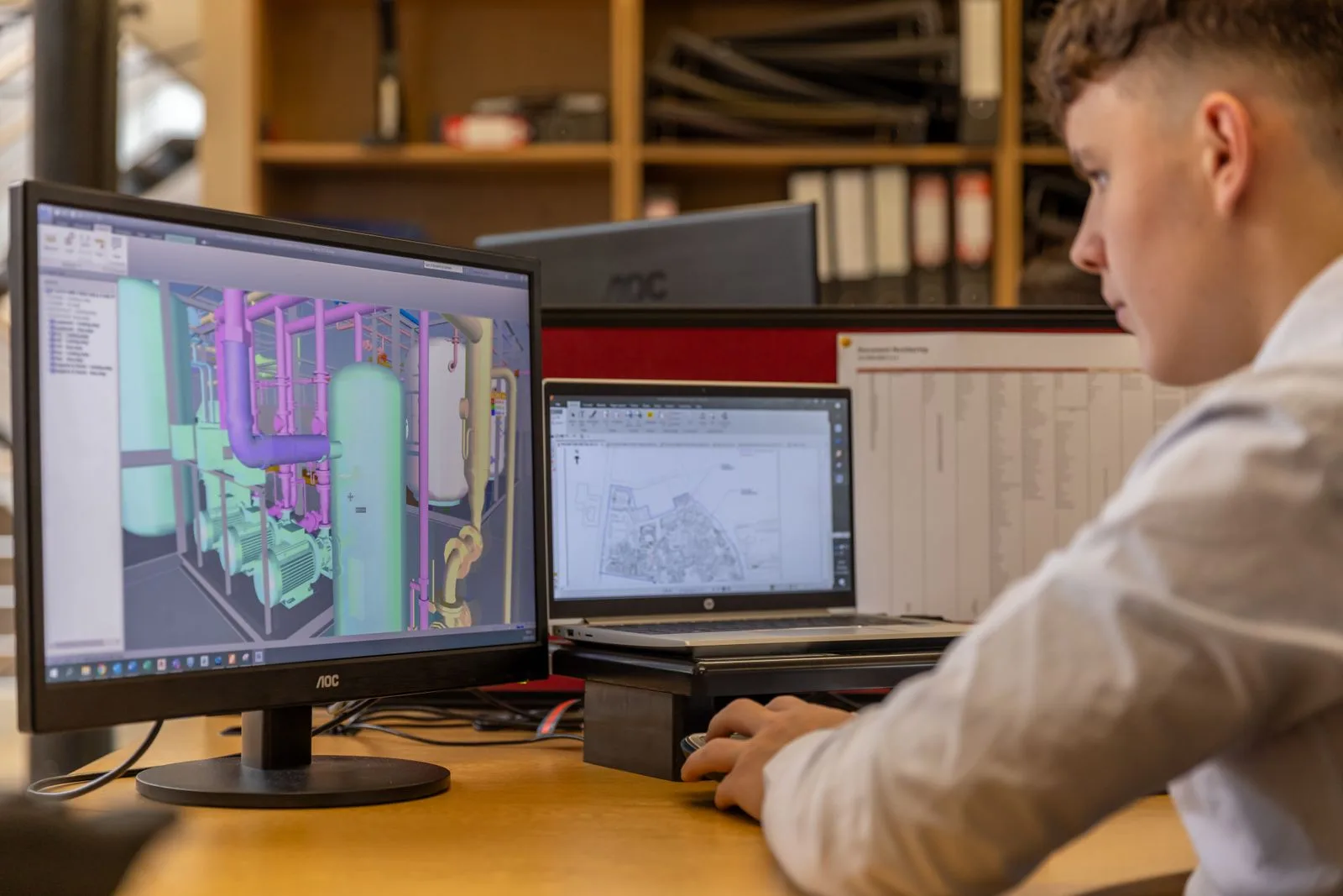 Ontwerper aan het werk achter twee schermen
