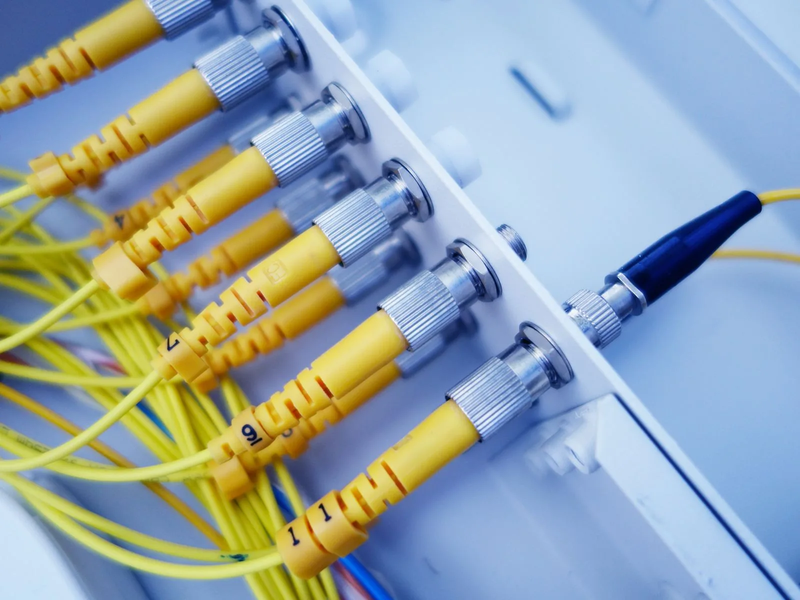 Kabelconnectoren in een verdeelkast