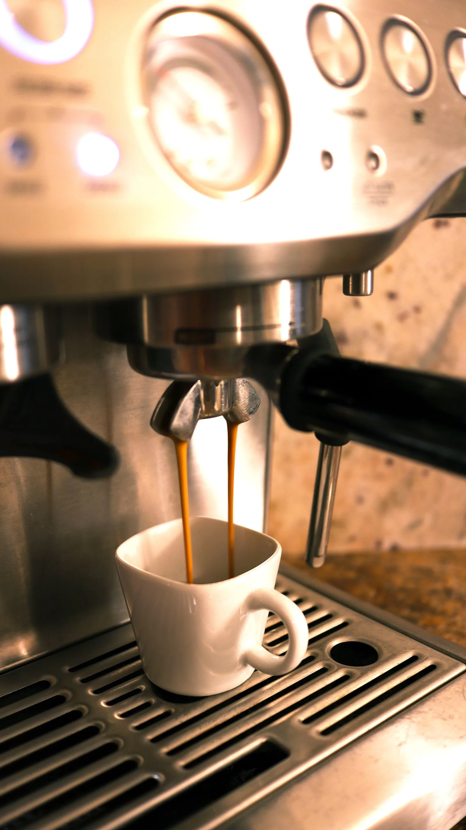 Espressomachine die een kopje vult