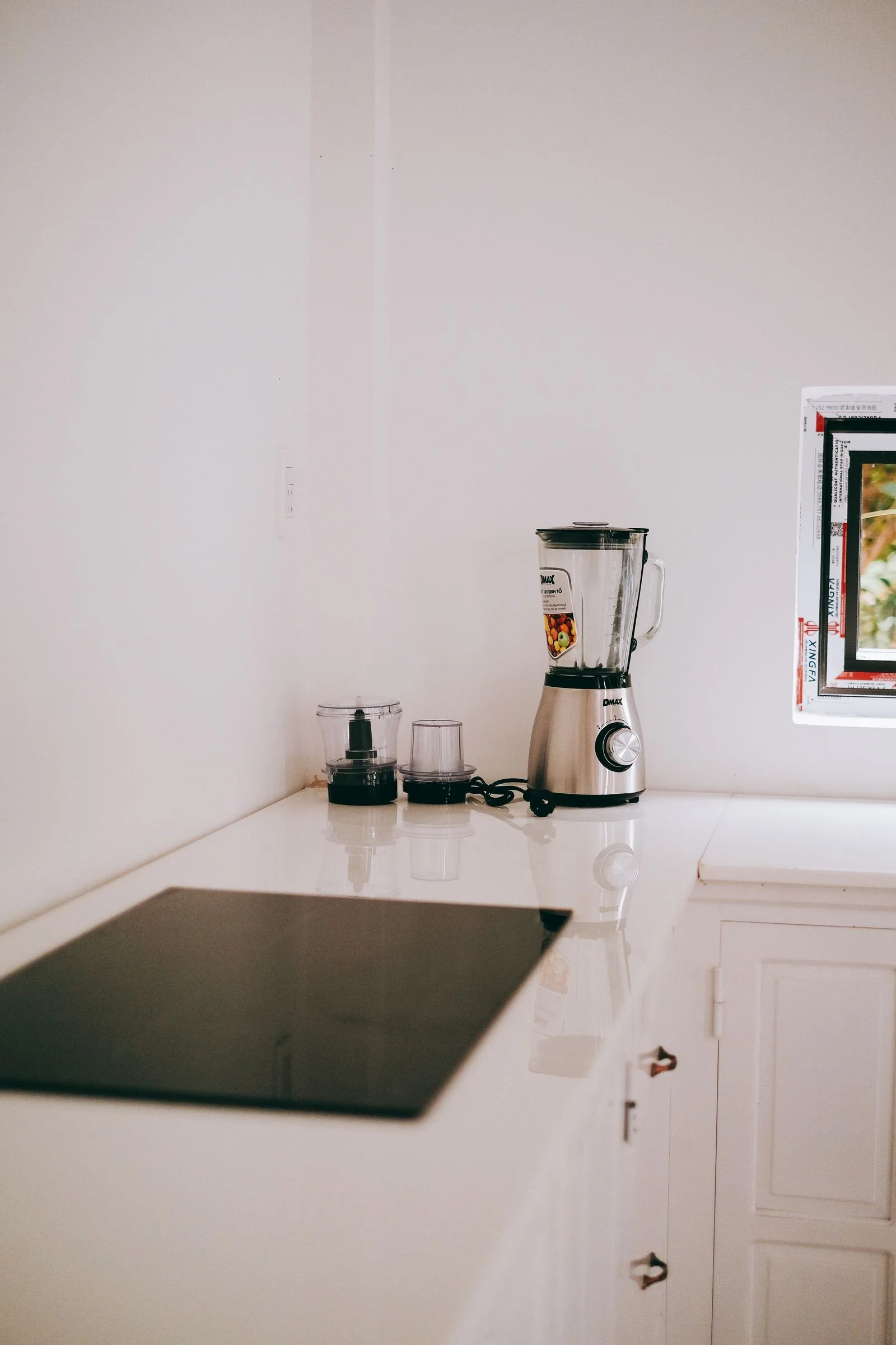 Blender en waterkoker op een wit keukenblad
