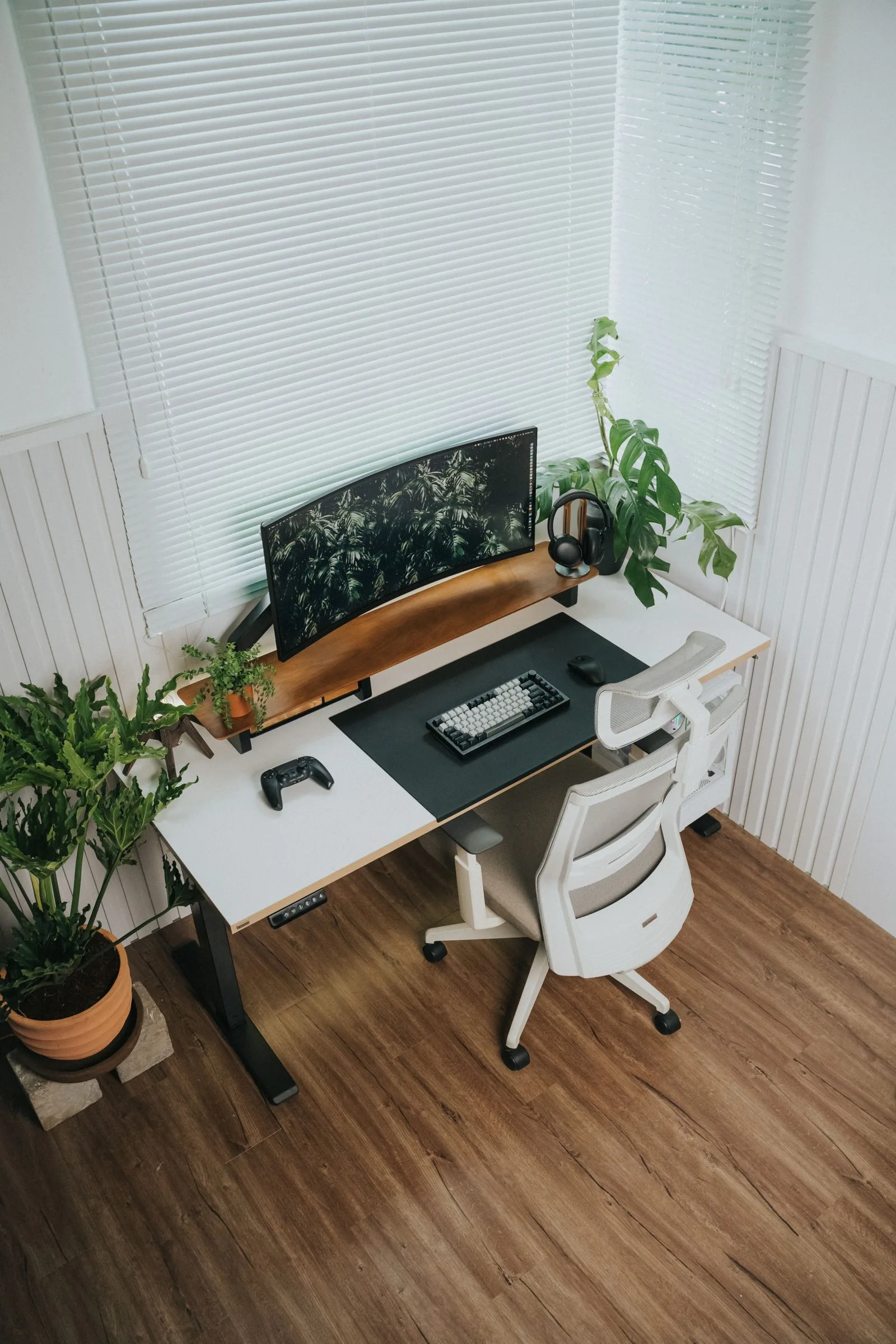 Lichte thuiswerkplek met bureau, stoel en planten