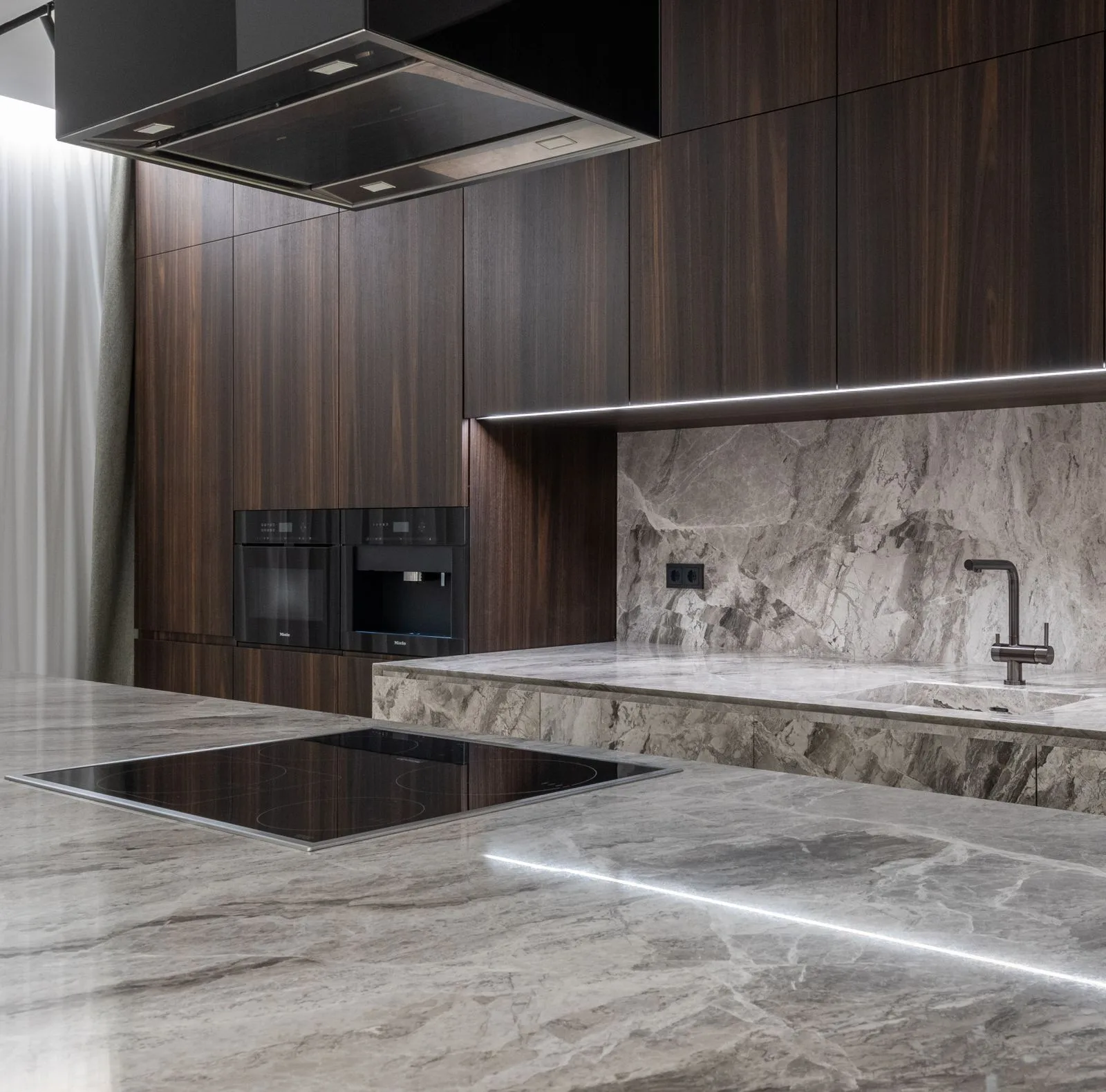Moderne keuken met een kookeiland in grijs marmer