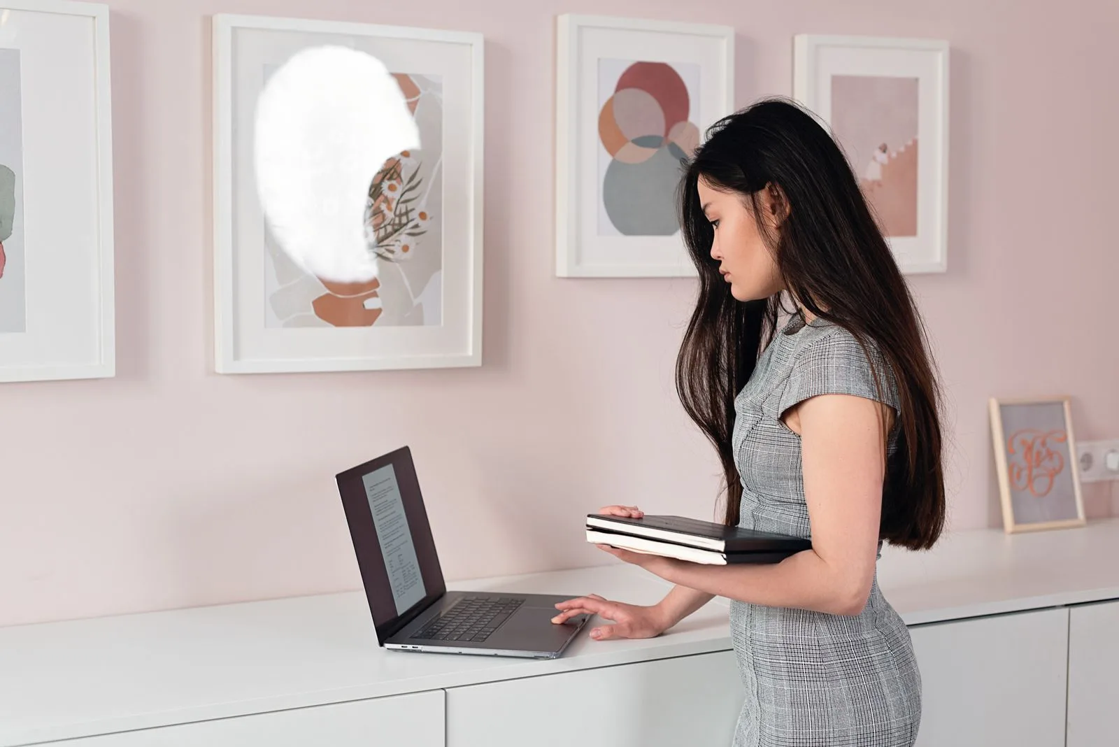 Medewerker bekijkt productinformatie op een laptop
