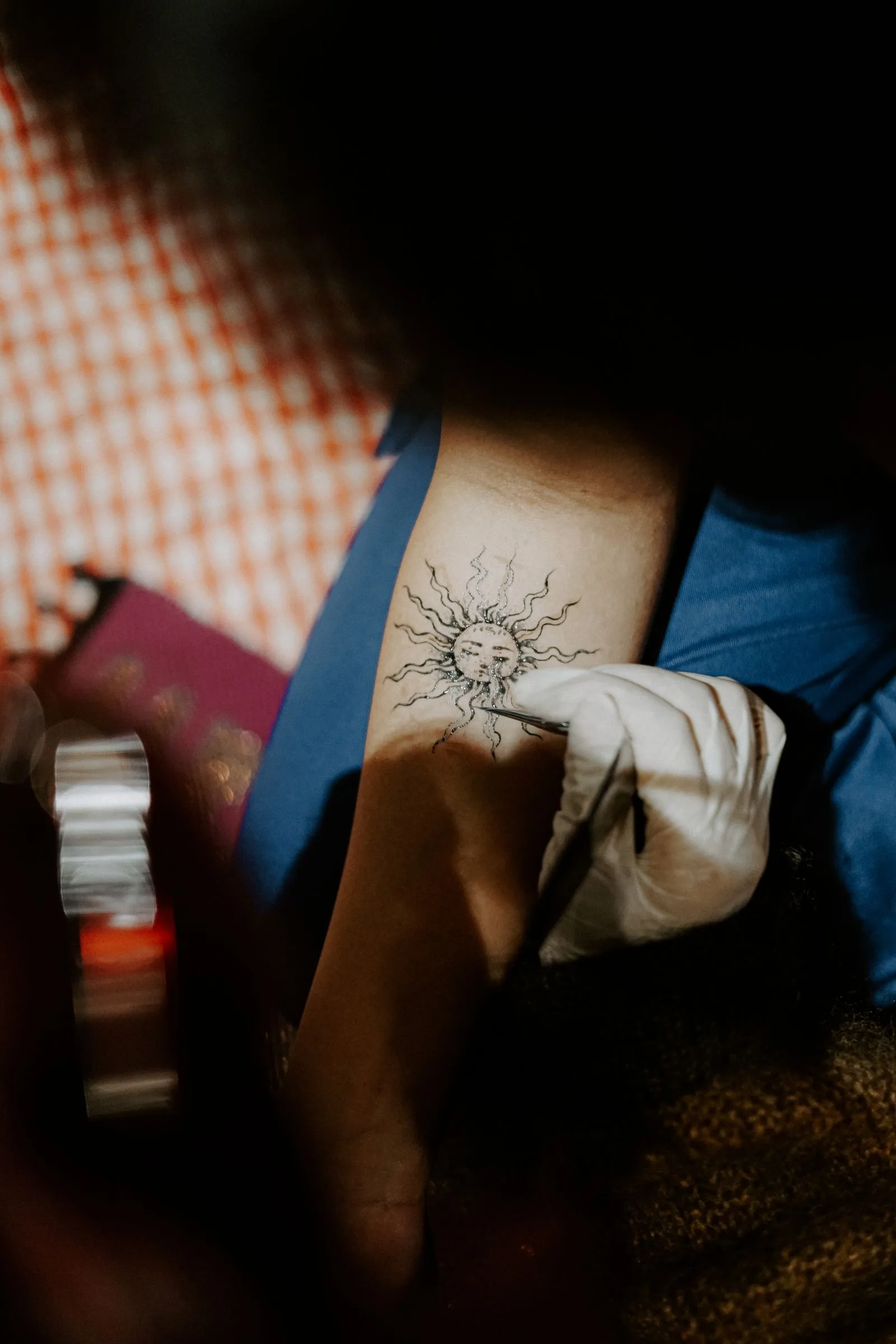 Kleine zon in fijne lijnen wordt op een arm gezet