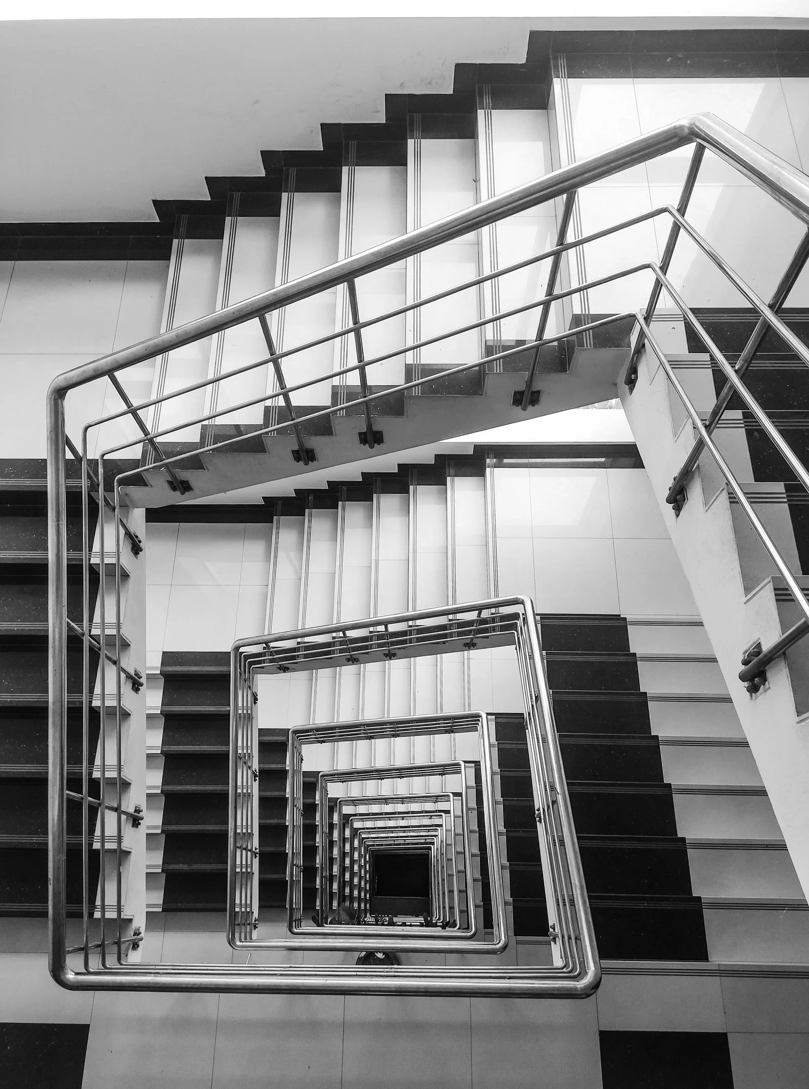 Trappenhal van een appartementsgebouw van bovenaf gezien