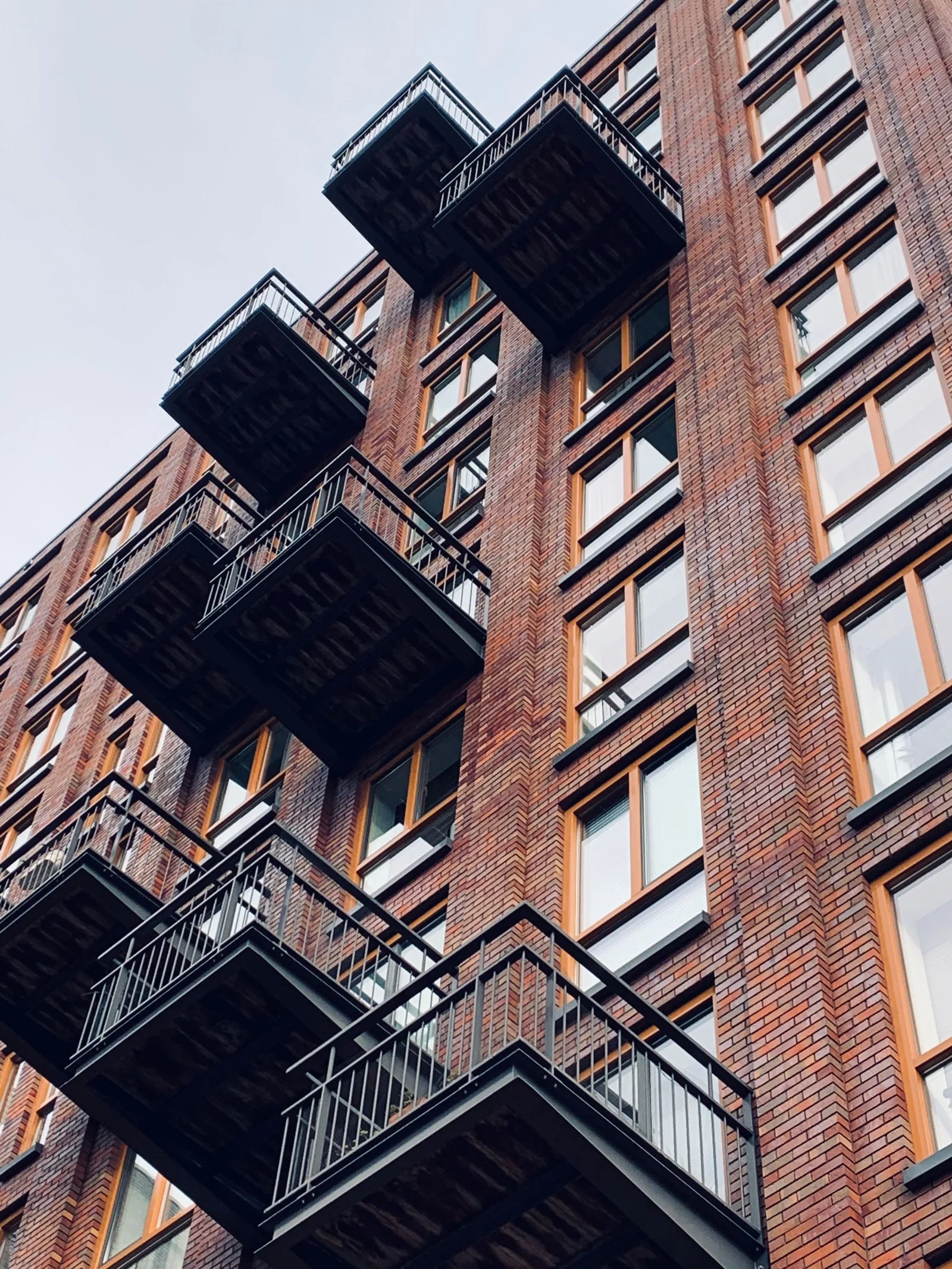 Gevel in baksteen met balkons van een appartementsgebouw