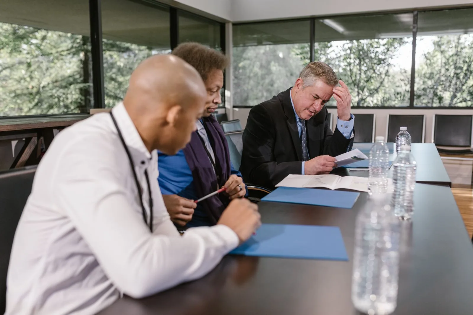 Overleg rond een vergadertafel met documenten