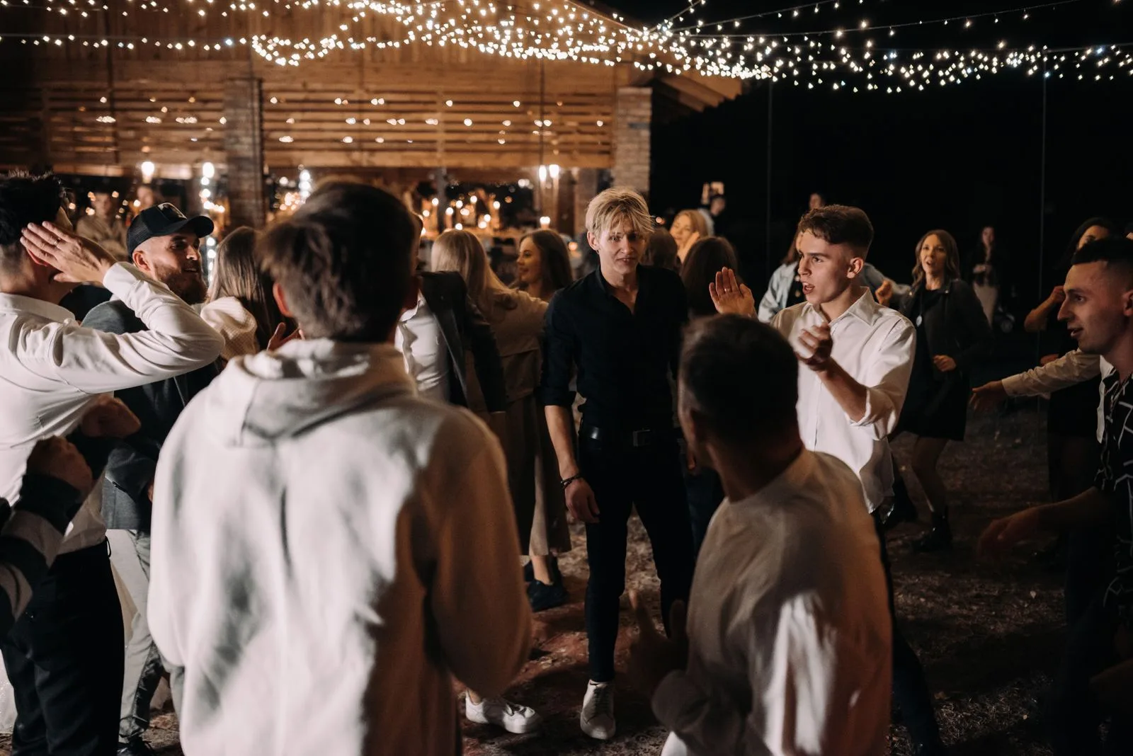 Collega's dansen samen op een personeelsfeest