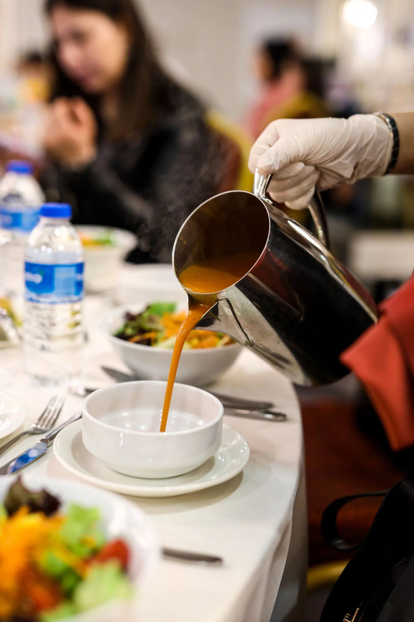 Een warm gerecht wordt aan tafel opgeschept