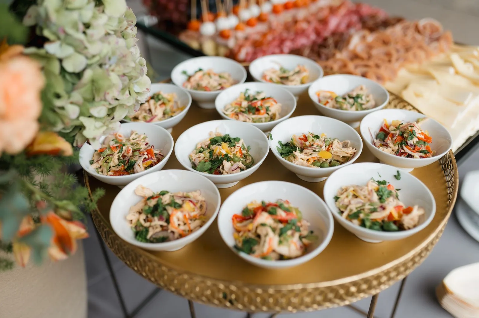 Buffet met kleine kommen en hapjes op een receptie