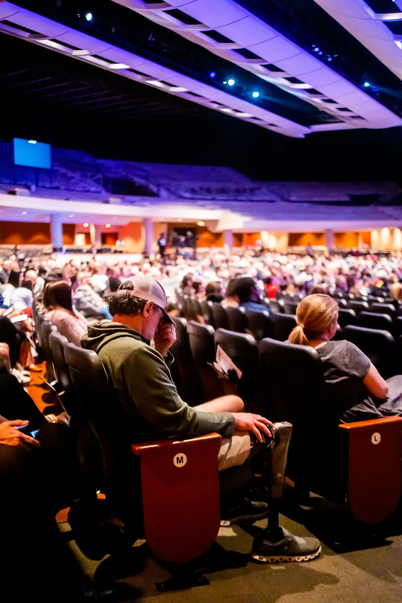 Volle zaal tijdens een conferentie