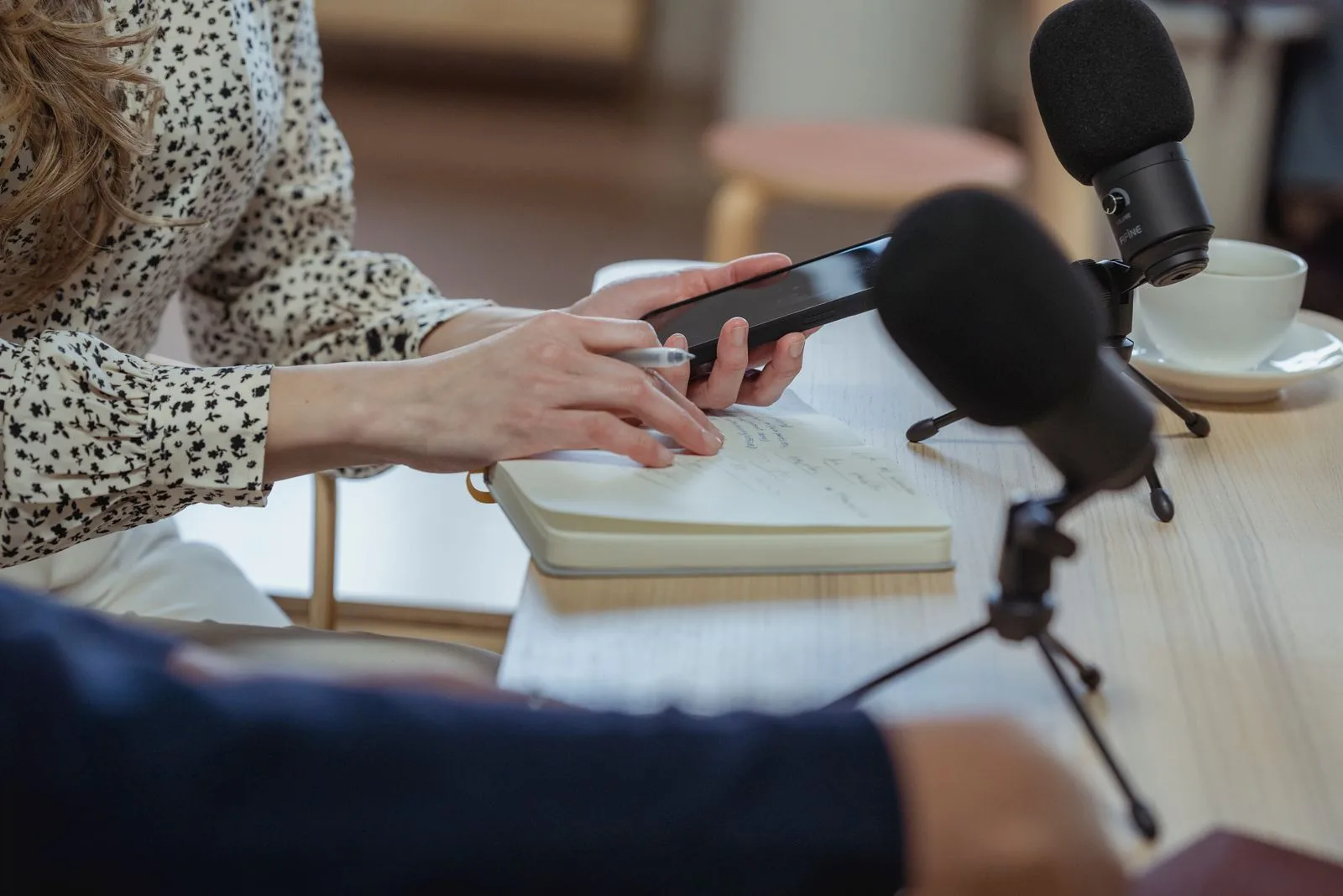 Notities en microfoons op tafel tijdens een interview