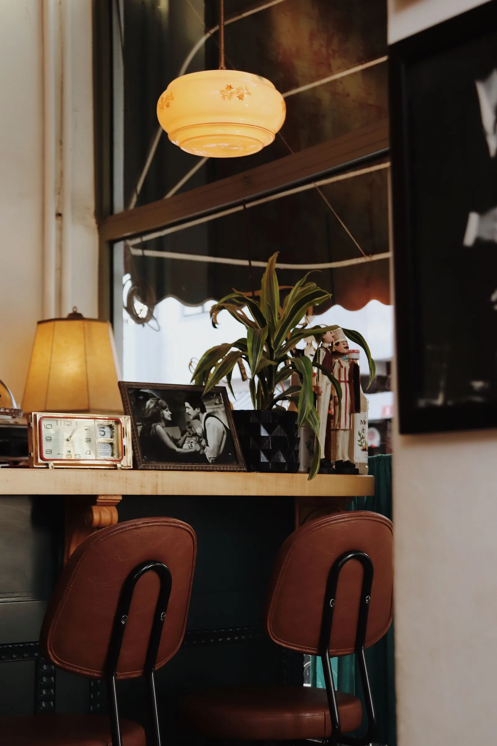 Vintage hanglamp, tafellamp en lederen barkrukken