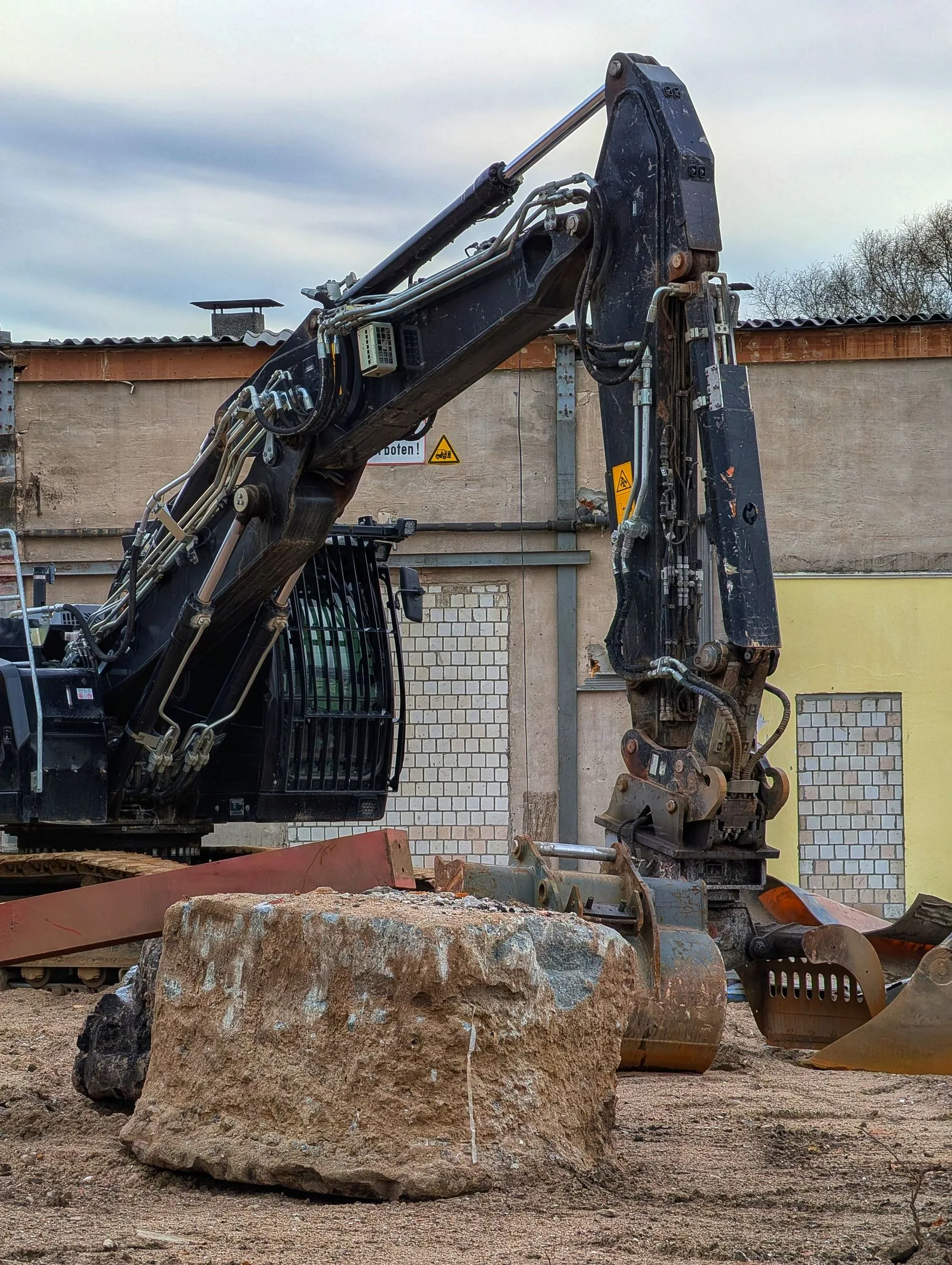 Graafmachines op een werf tussen twee gebouwen