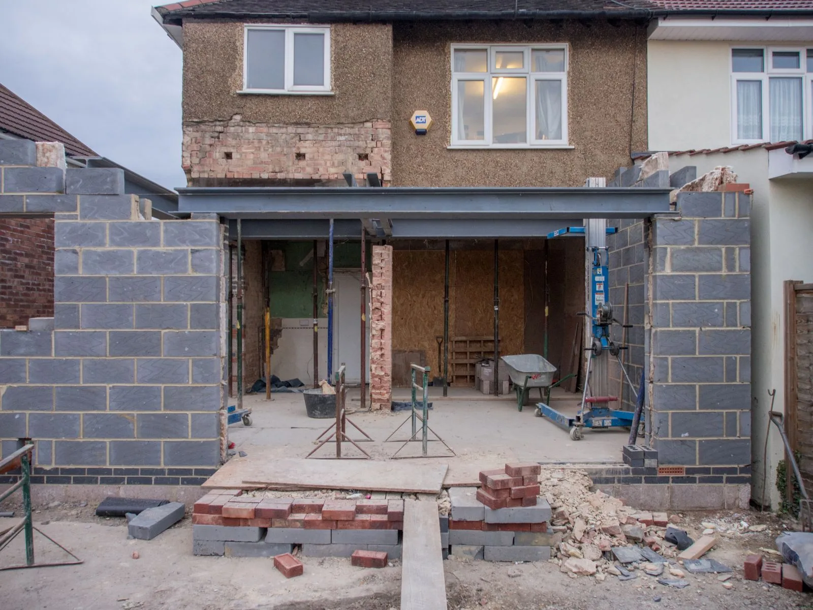 Een woning in verbouwing met nieuwe muren in snelbouwsteen