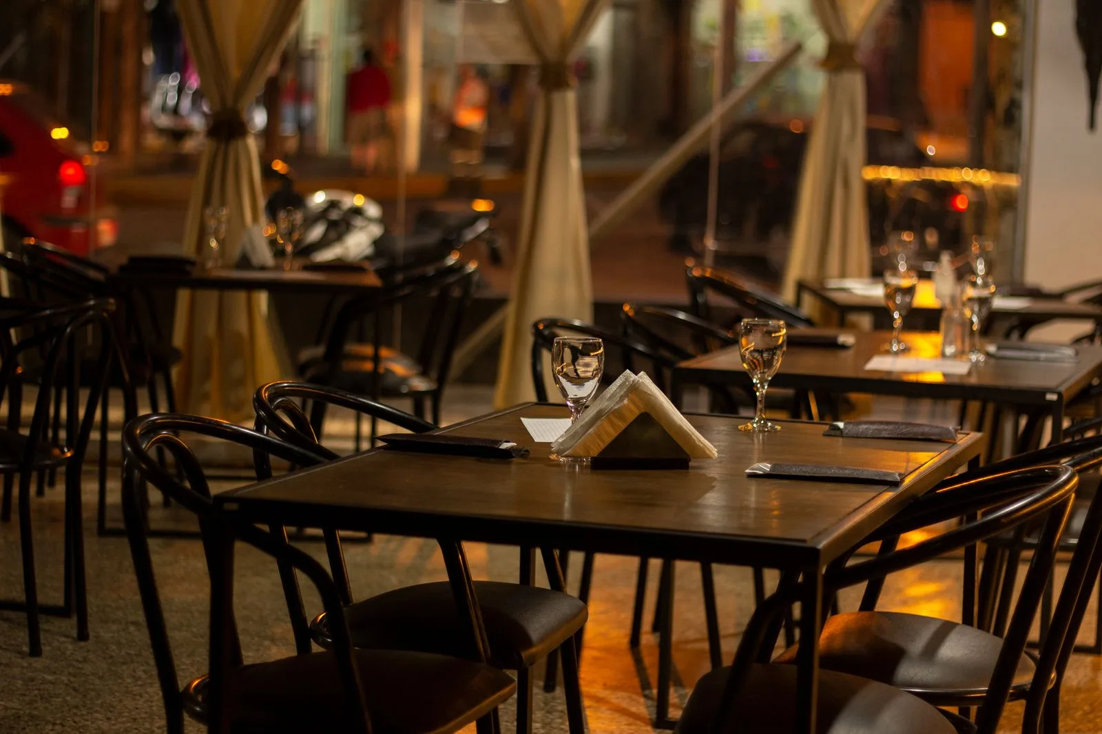 Gedekte tafels in een warm verlichte eetzaal