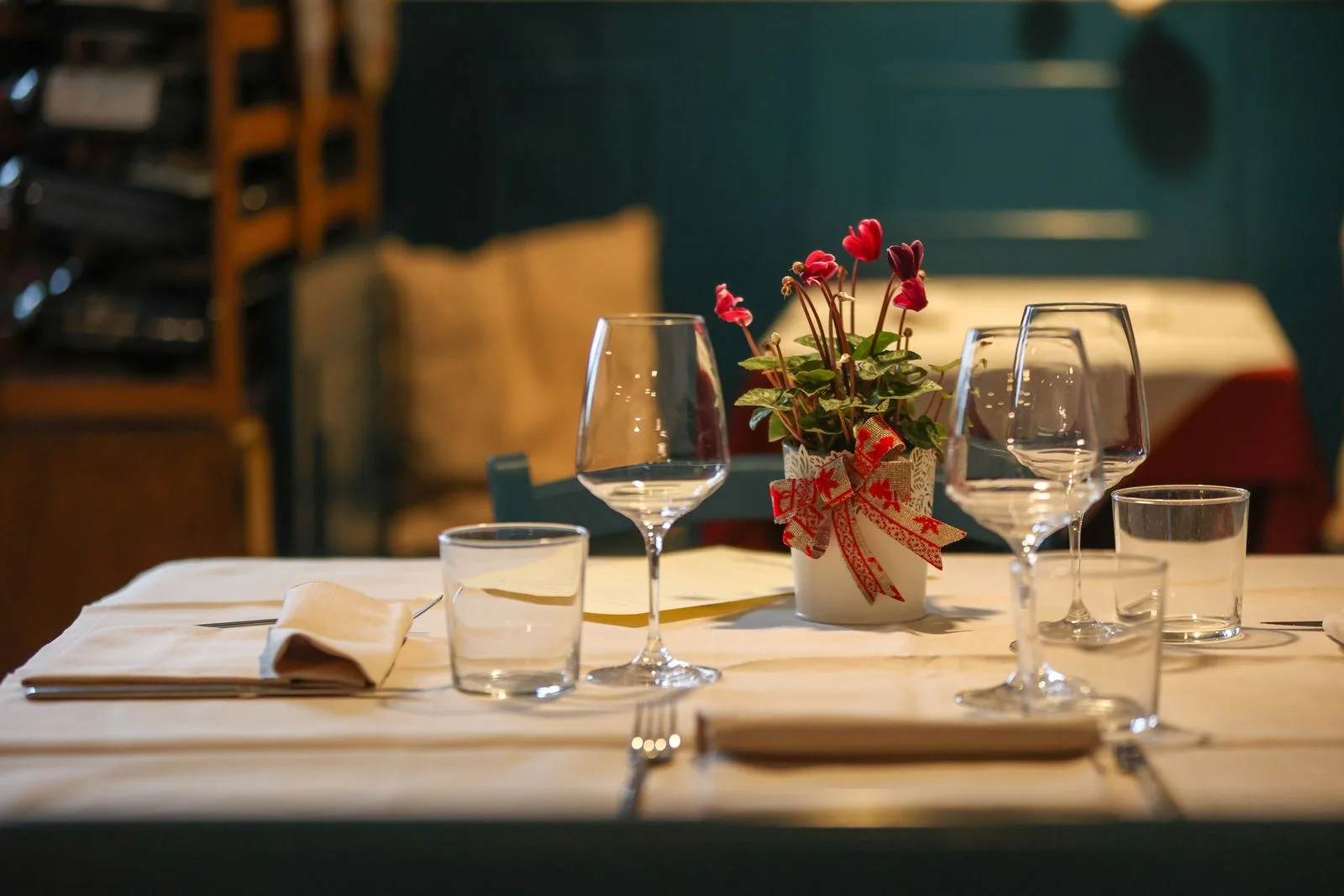 Gedekte tafel met wijnglazen en bloemen