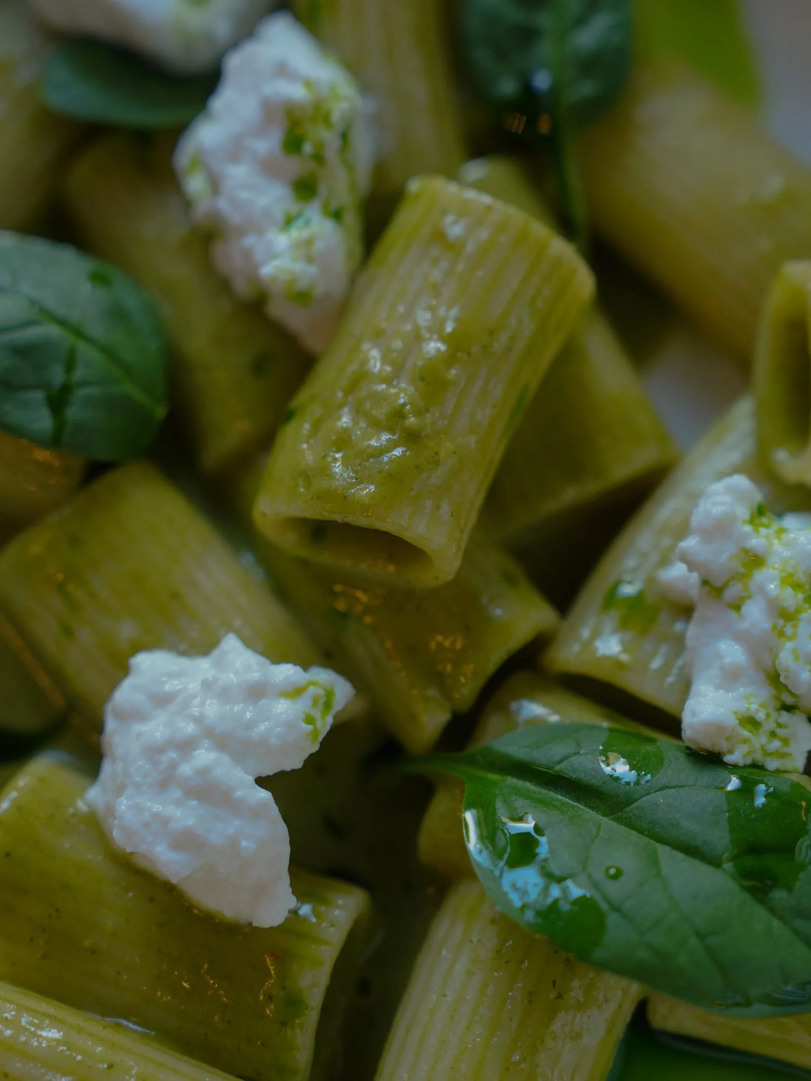 Rigatoni met basilicum en verse kaas
