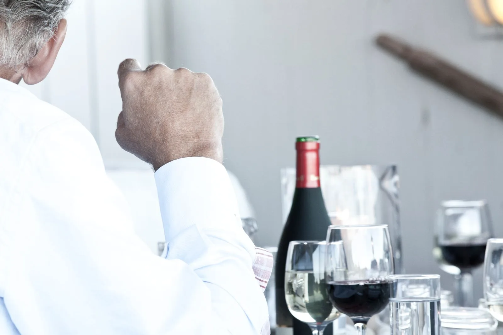 Een fles rode wijn en glazen op tafel