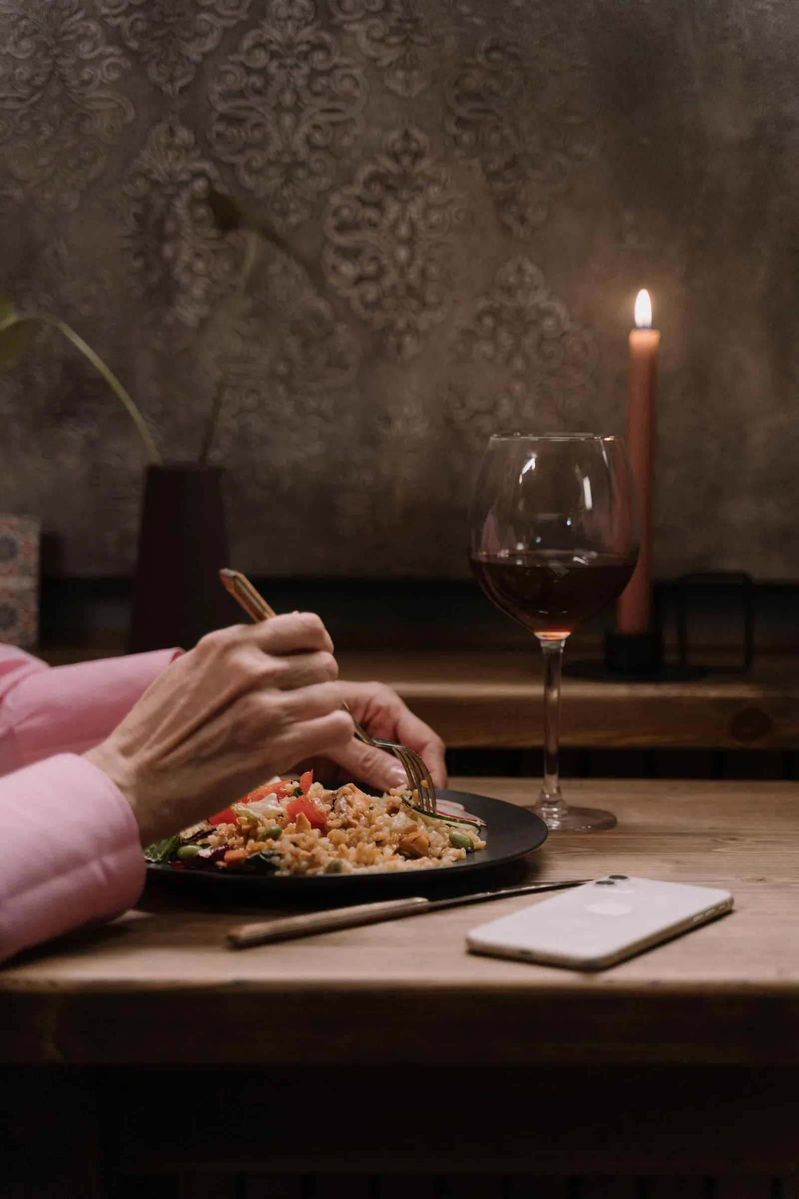 Diner bij kaarslicht met een glas rode wijn